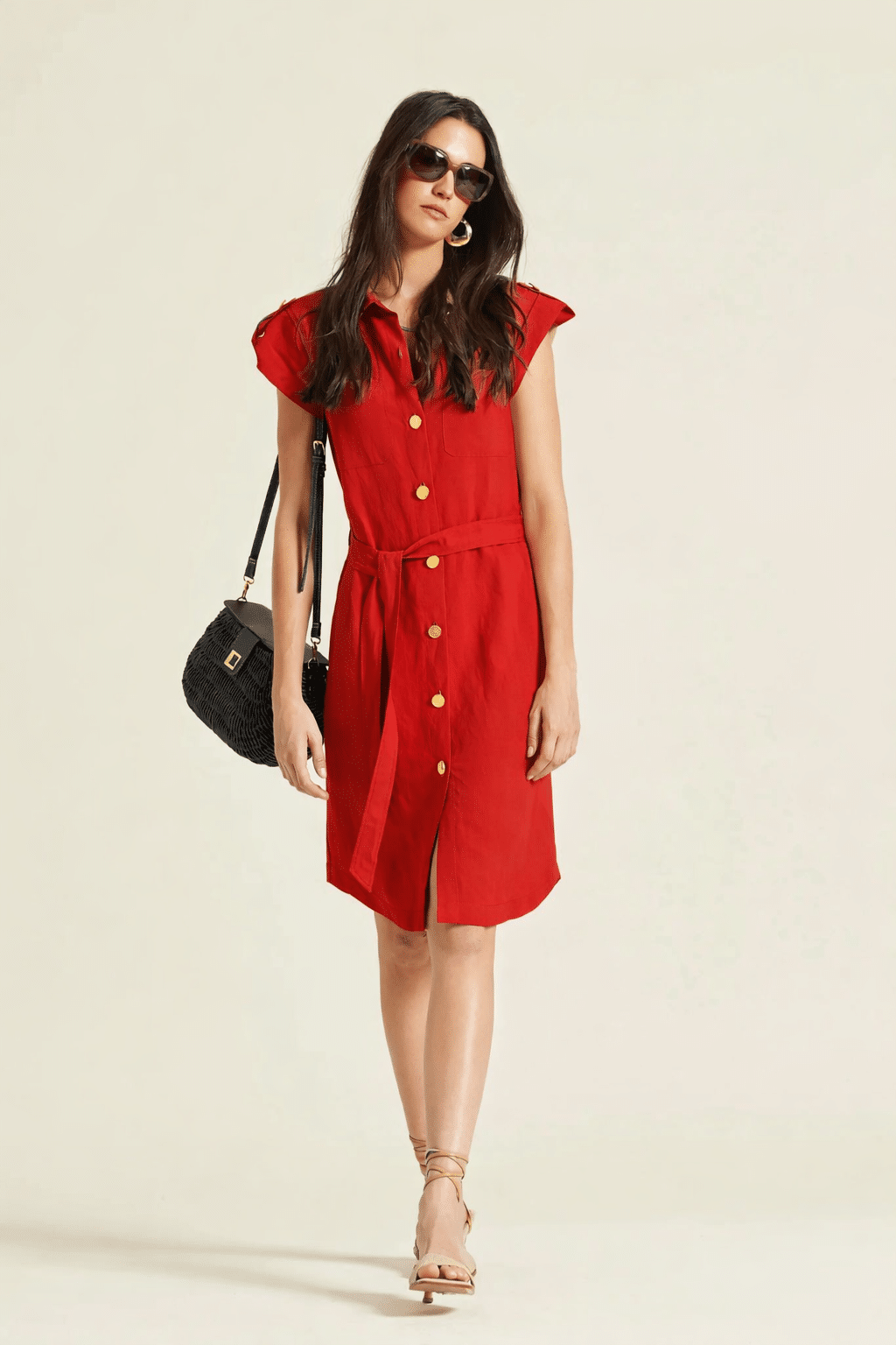 El Vestido Siren es una prenda disponible en color arena y rojo intenso, ideal y juvenil para climas calurosos. Además, su diseño aporta frescura y estilo. Por ello, es perfecto para lucir en diferentes ocasiones. Está confeccionado en una mezcla fluida de viscosa y lino. Asimismo, su tejido resulta ligero y agradable al tacto.