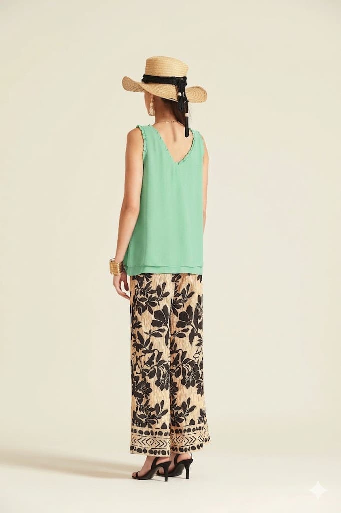 El Top Pione es una prenda elegante y ligera perfecta para crear looks frescos y sofisticados. Su color verde menta aporta luminosidad y un toque delicado que resulta ideal para esta temporada. Además, su diseño cómodo y fluido permite adaptarlo fácilmente a diferentes estilos y ocasiones.
