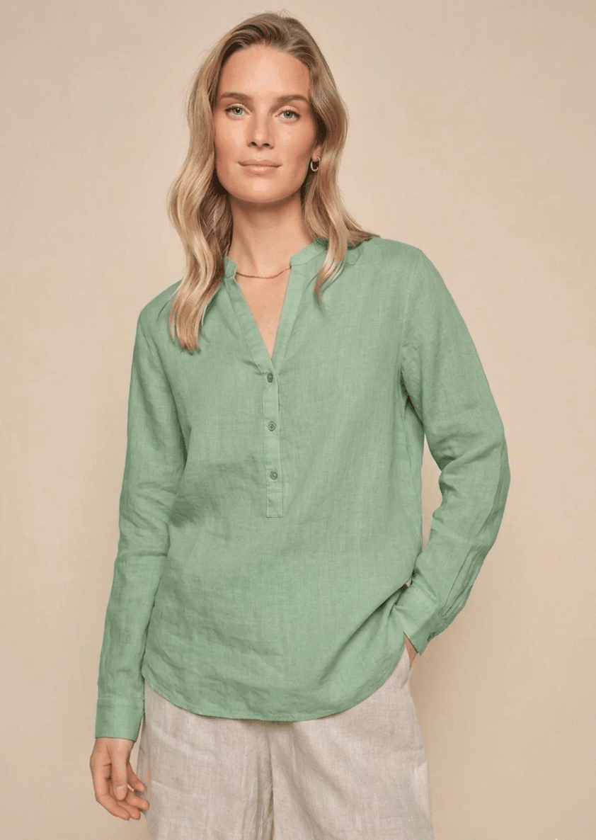 La Camisola Elva es una prenda versátil y elegante perfecta para completar tus looks esta temporada. Disponible en color blanco, verde y azul, aporta frescura y un estilo relajado fácil de combinar. Además, su confección en lino garantiza ligereza y comodidad durante todo el día.