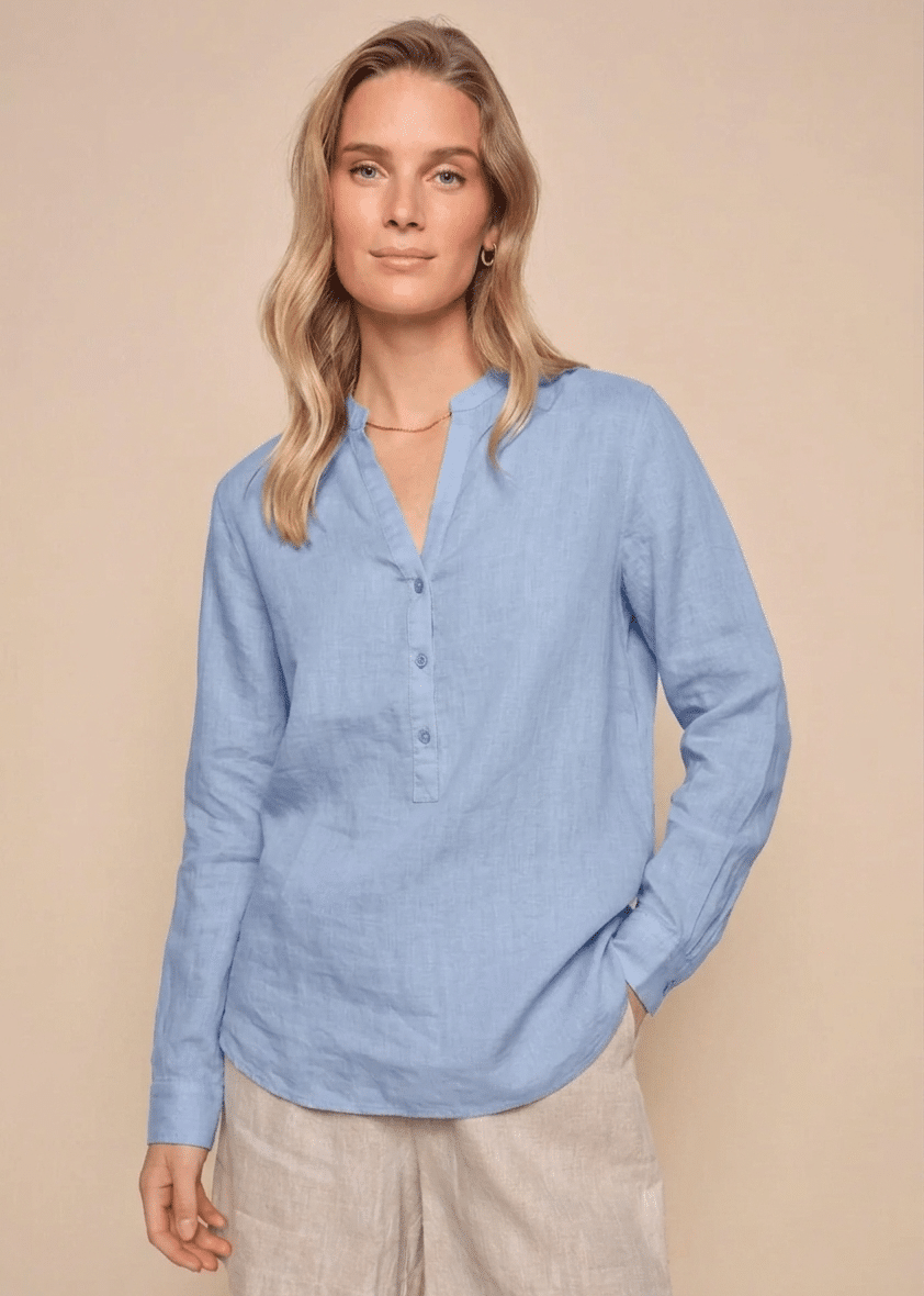 La Camisola Elva es una prenda versátil y elegante perfecta para completar tus looks esta temporada. Disponible en color blanco, verde y azul, aporta frescura y un estilo relajado fácil de combinar. Además, su confección en lino garantiza ligereza y comodidad durante todo el día.