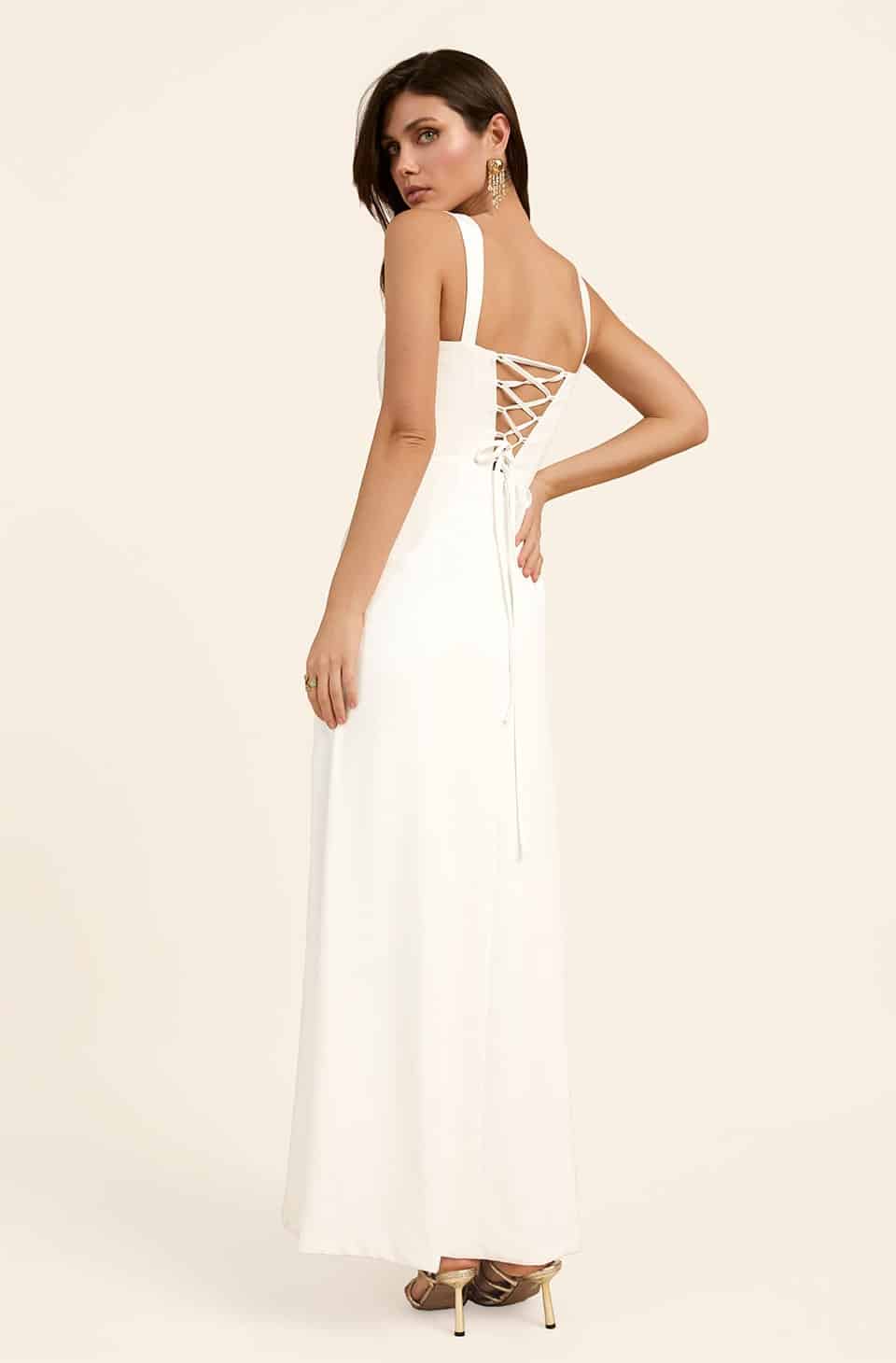 El Vestido Eternal es una prenda elegante y sofisticada diseñada para realzar la silueta femenina con naturalidad. Su color blanco aporta luminosidad y frescura, mientras que su confección en poliéster de alta calidad garantiza una caída ligera y cómoda. Además, su diseño versátil lo convierte en una opción ideal para diferentes ocasiones.