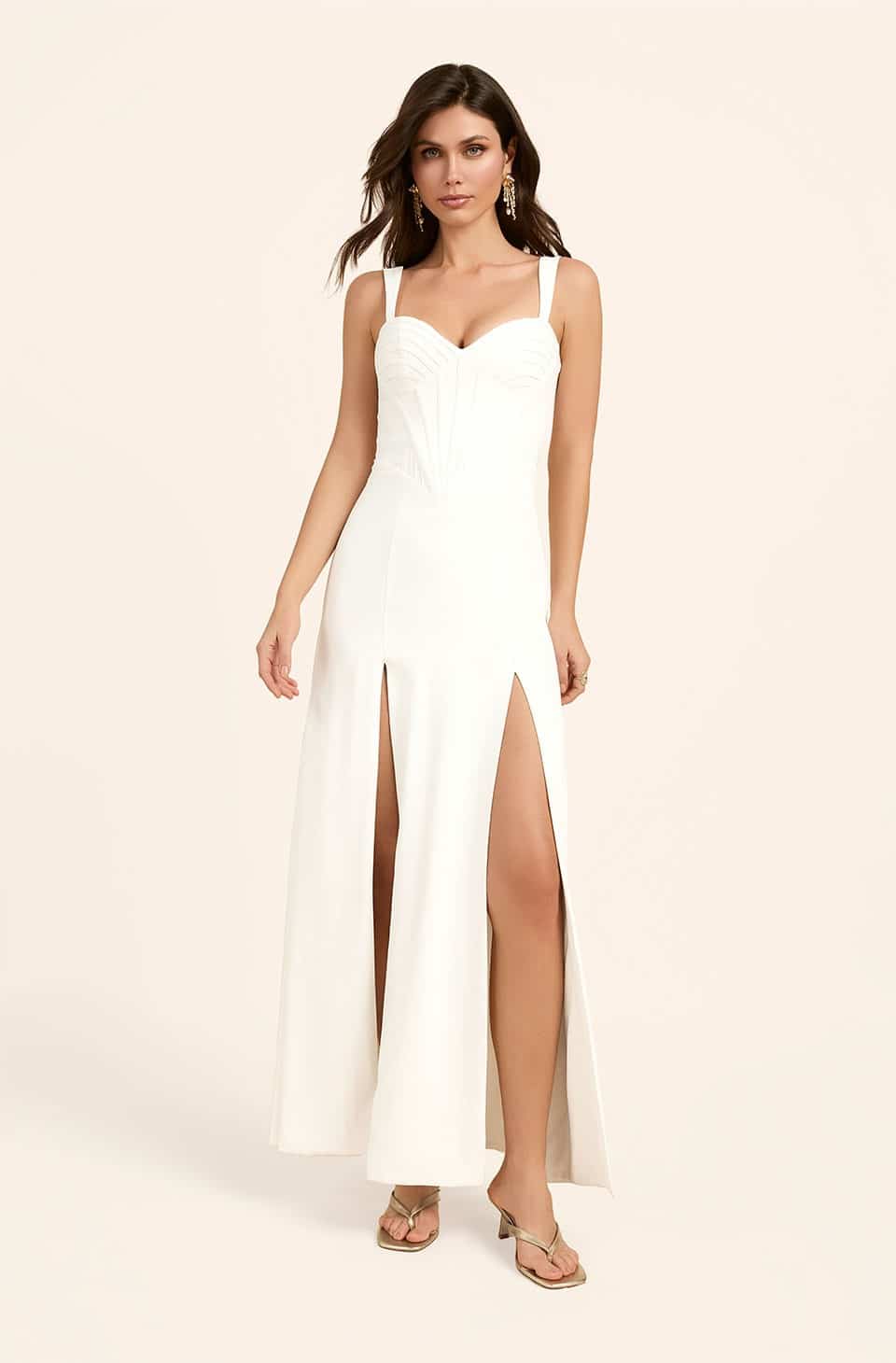 El Vestido Eternal es una prenda elegante y sofisticada diseñada para realzar la silueta femenina con naturalidad. Su color blanco aporta luminosidad y frescura, mientras que su confección en poliéster de alta calidad garantiza una caída ligera y cómoda. Además, su diseño versátil lo convierte en una opción ideal para diferentes ocasiones.