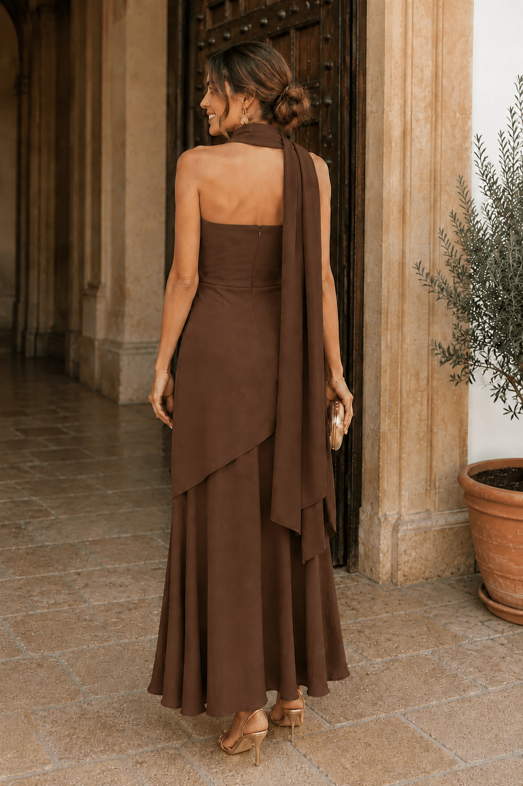 El Vestido Solemne es una propuesta elegante y sofisticada, perfecta para disfrutar de tus eventos más especiales. Su color chocolate aporta calidez y personalidad al diseño. Además, sus tonalidades marrones resultan especialmente favorecedoras durante esta temporada.