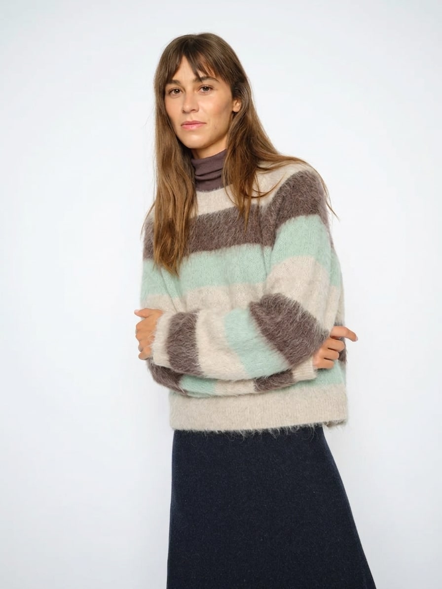 El Jersey crema es una prenda delicada y versátil, perfecta para aportar un toque de color a tus looks de otoño e invierno. Confeccionado en punto, presenta un corte relajado que favorece una silueta cómoda y desenfadada. Además, su cuello redondo clásico añade un aire femenino y sencillo al diseño.