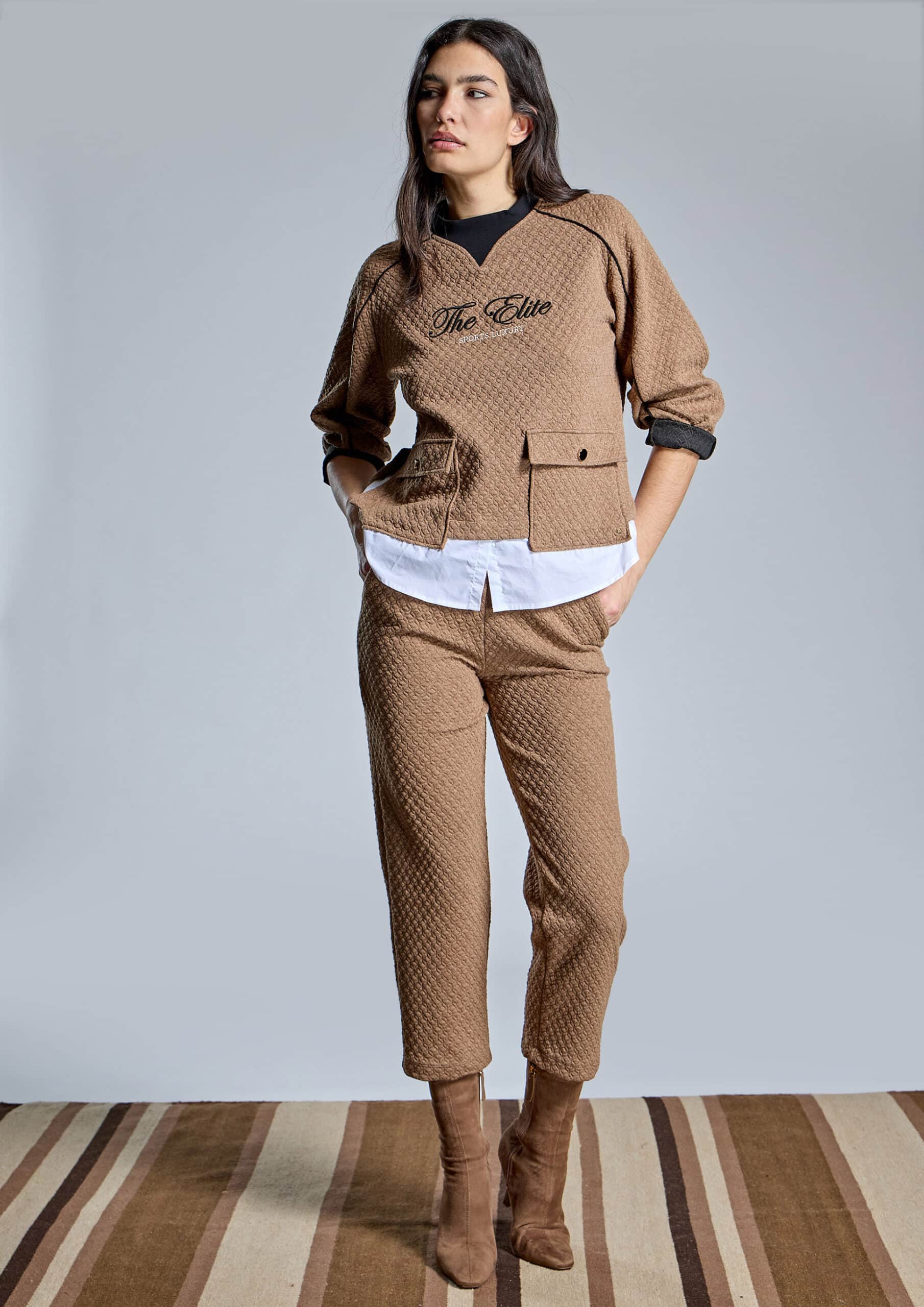 El Pantalón Elite es una propuesta en color camel que combina comodidad, sofisticación y personalidad. Está confeccionado en punto, por lo que resulta agradable y cómodo para el día a día. Además, su tonalidad neutra facilita su integración en diferentes armarios de temporada.
