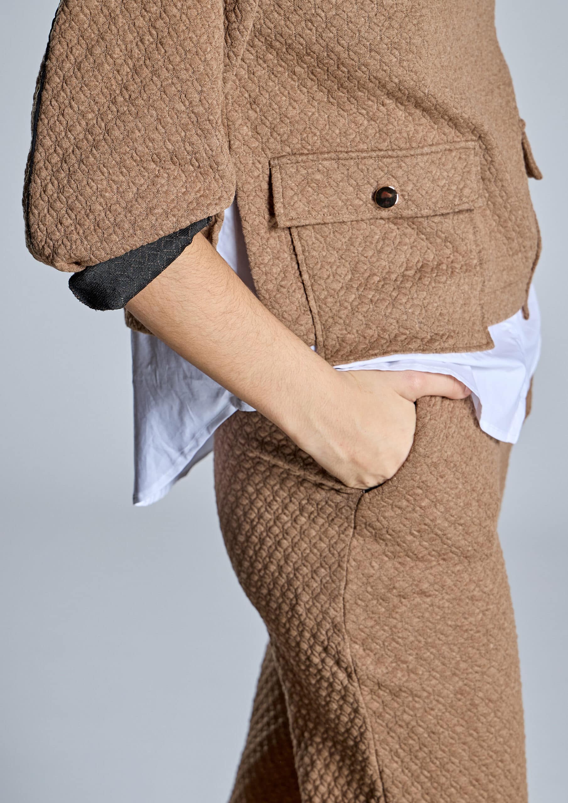 El Pantalón Elite es una propuesta en color camel que combina comodidad, sofisticación y personalidad. Está confeccionado en punto, por lo que resulta agradable y cómodo para el día a día. Además, su tonalidad neutra facilita su integración en diferentes armarios de temporada.