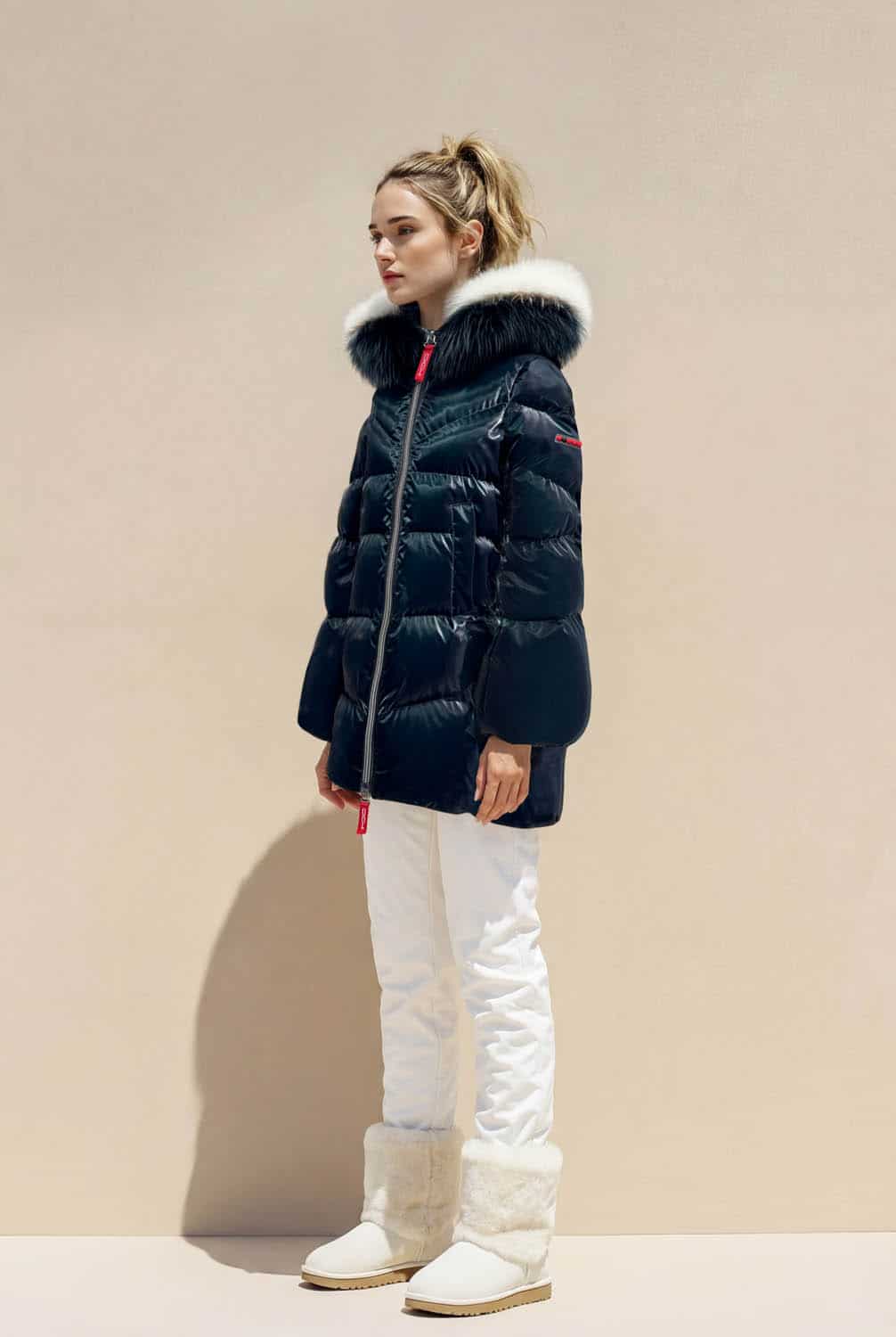 El Plumífero Alita es una opción ideal para afrontar los días más fríos con comodidad y un estilo elegante. Está disponible en negro y azul marino, dos tonos fáciles de combinar que permiten crear diferentes looks durante la temporada. Además, su diseño largo, por encima de la rodilla, proporciona una agradable sensación de protección frente al frío.