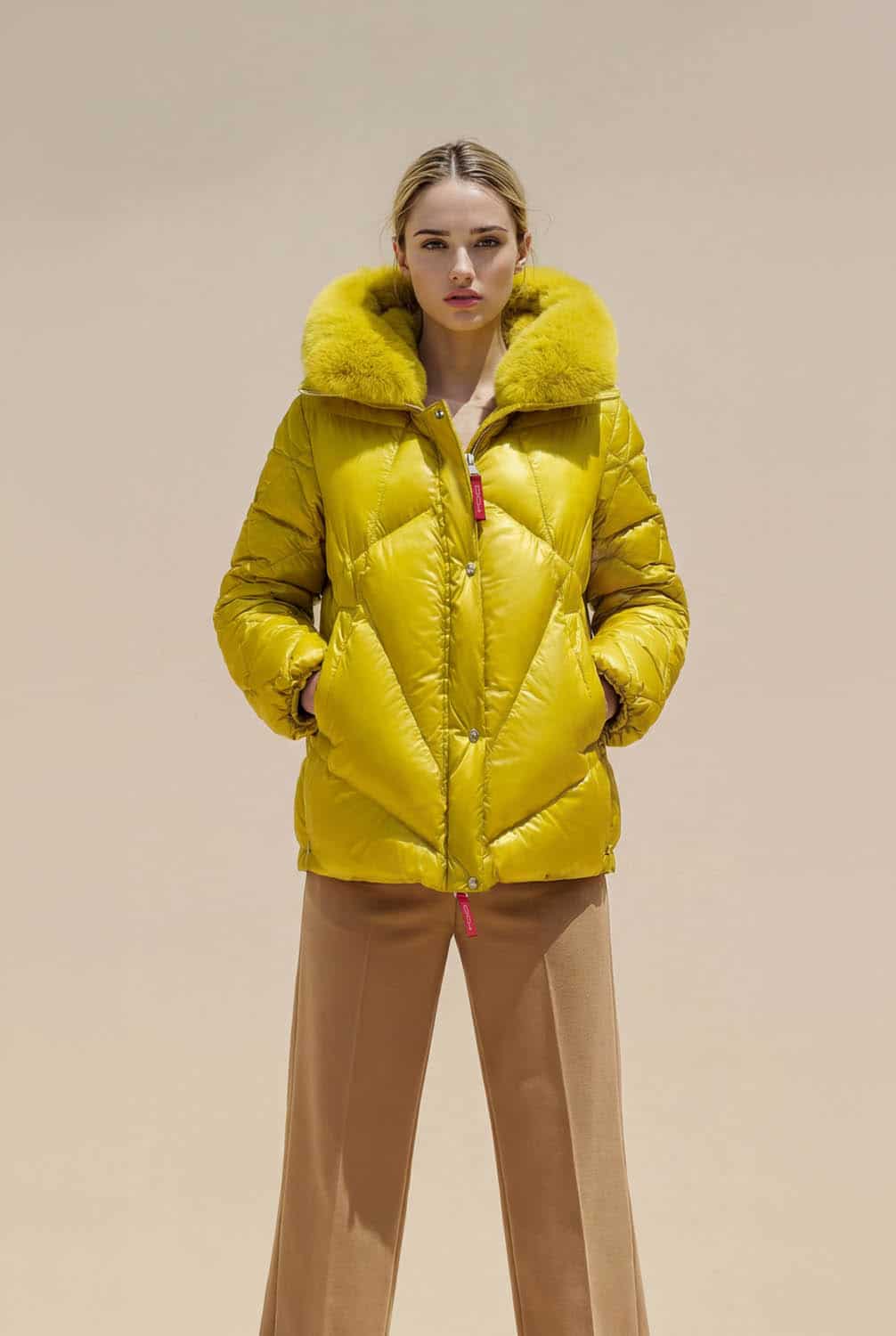 El Plumífero Zuma es una prenda de abrigo pensada para acompañarte durante los días fríos con comodidad y un estilo cuidado. Está disponible en azul, amarillo o marrón, todos ellos con un acabado brillante que aporta personalidad al conjunto. Además, sus diferentes tonalidades permiten crear looks variados según la ocasión.