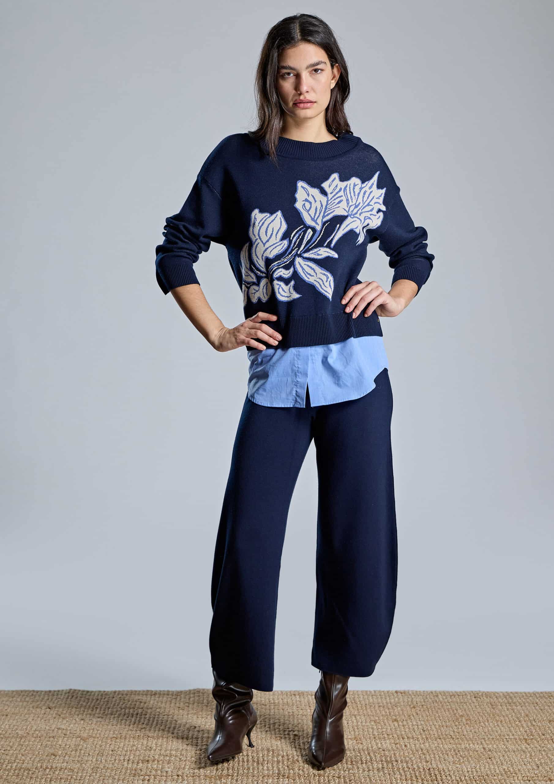 El Jersey Blue es una propuesta sofisticada y contemporánea que combina elegancia y comodidad en una misma prenda. Confeccionado en punto, presenta un bonito cuello redondo de canalé que aporta un acabado clásico y favorecedor. Además, sus hombros ligeramente caídos crean una silueta relajada, perfecta para disfrutar de un estilo actual durante la temporada.