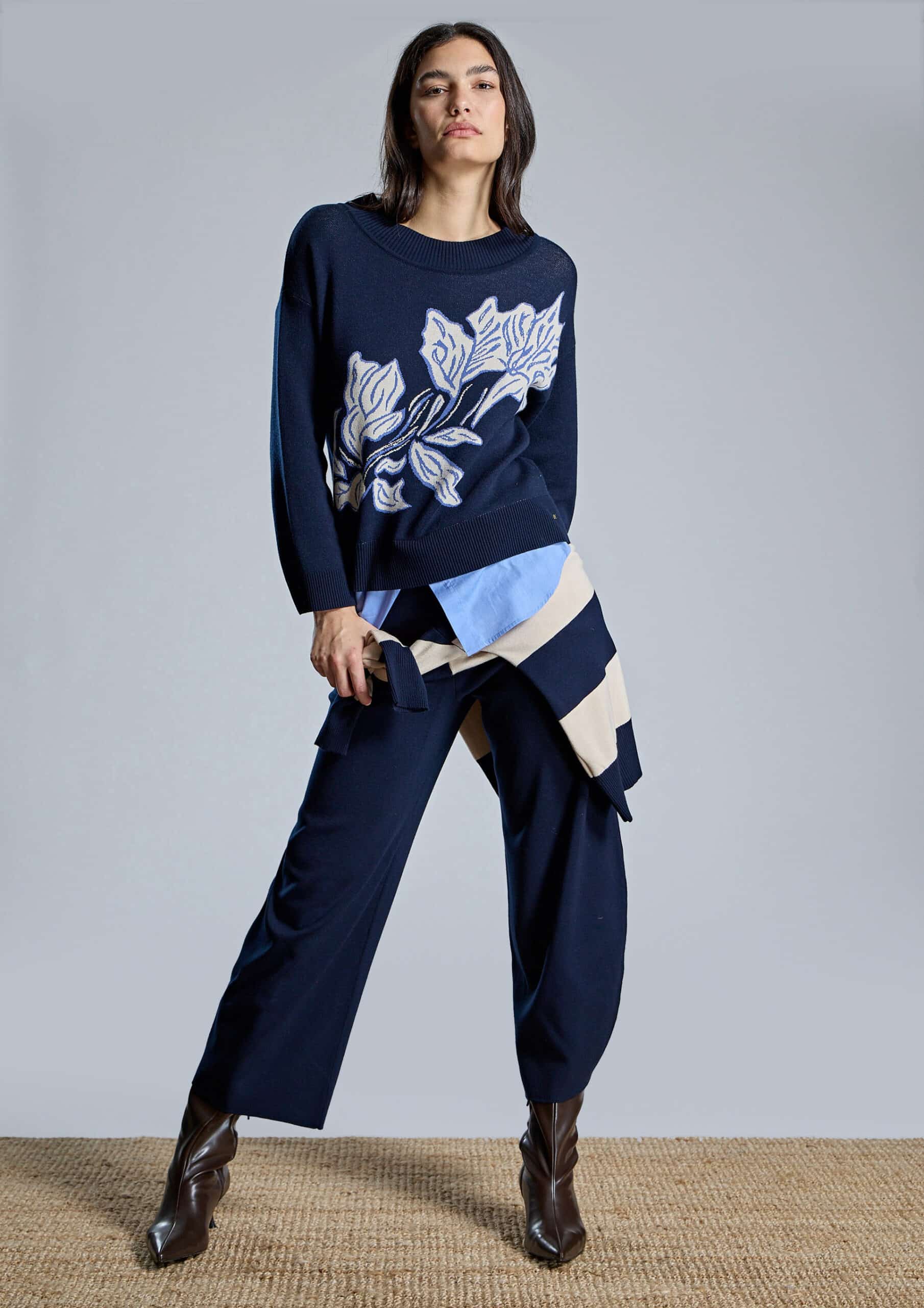 El Jersey Blue es una propuesta sofisticada y contemporánea que combina elegancia y comodidad en una misma prenda. Confeccionado en punto, presenta un bonito cuello redondo de canalé que aporta un acabado clásico y favorecedor. Además, sus hombros ligeramente caídos crean una silueta relajada, perfecta para disfrutar de un estilo actual durante la temporada.