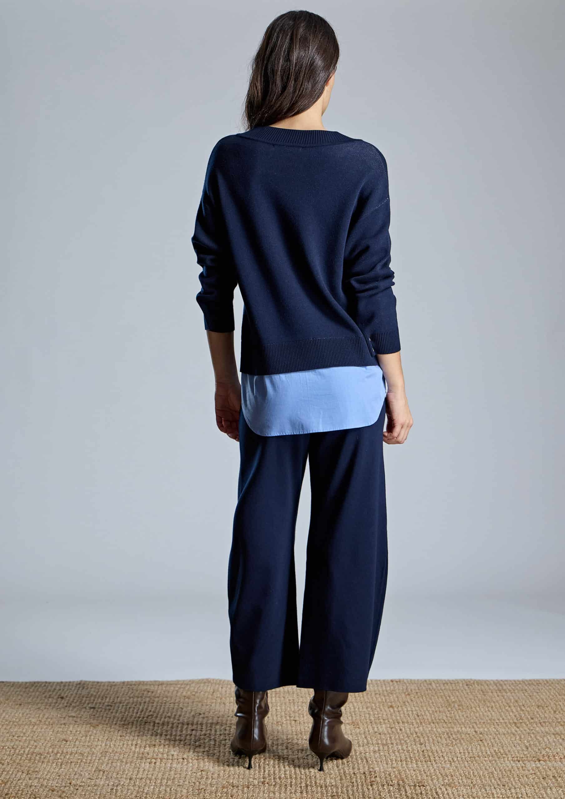 El Jersey Blue es una propuesta sofisticada y contemporánea que combina elegancia y comodidad en una misma prenda. Confeccionado en punto, presenta un bonito cuello redondo de canalé que aporta un acabado clásico y favorecedor. Además, sus hombros ligeramente caídos crean una silueta relajada, perfecta para disfrutar de un estilo actual durante la temporada.
