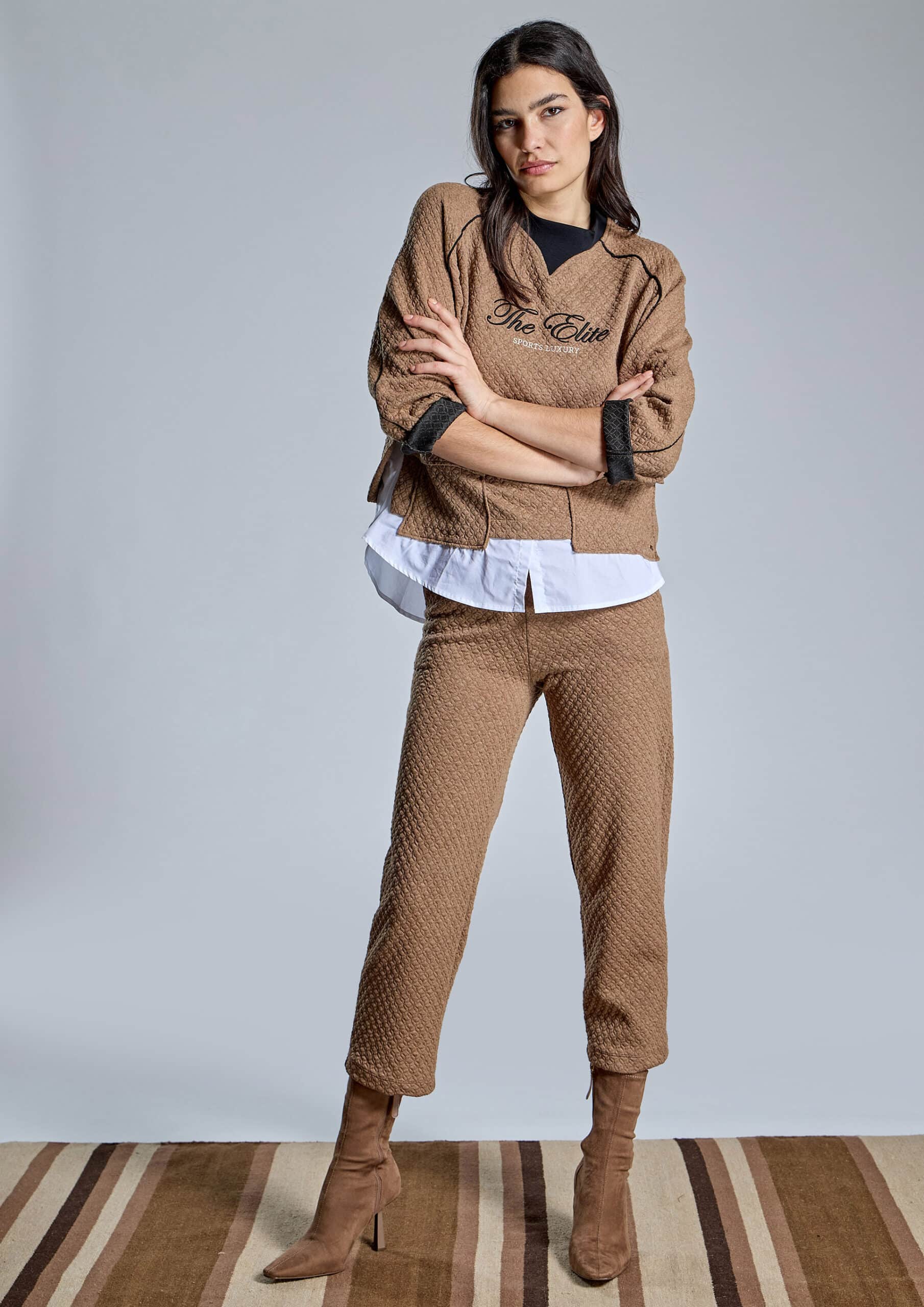 El Pantalón Elite es una propuesta en color camel que combina comodidad, sofisticación y personalidad. Está confeccionado en punto, por lo que resulta agradable y cómodo para el día a día. Además, su tonalidad neutra facilita su integración en diferentes armarios de temporada.