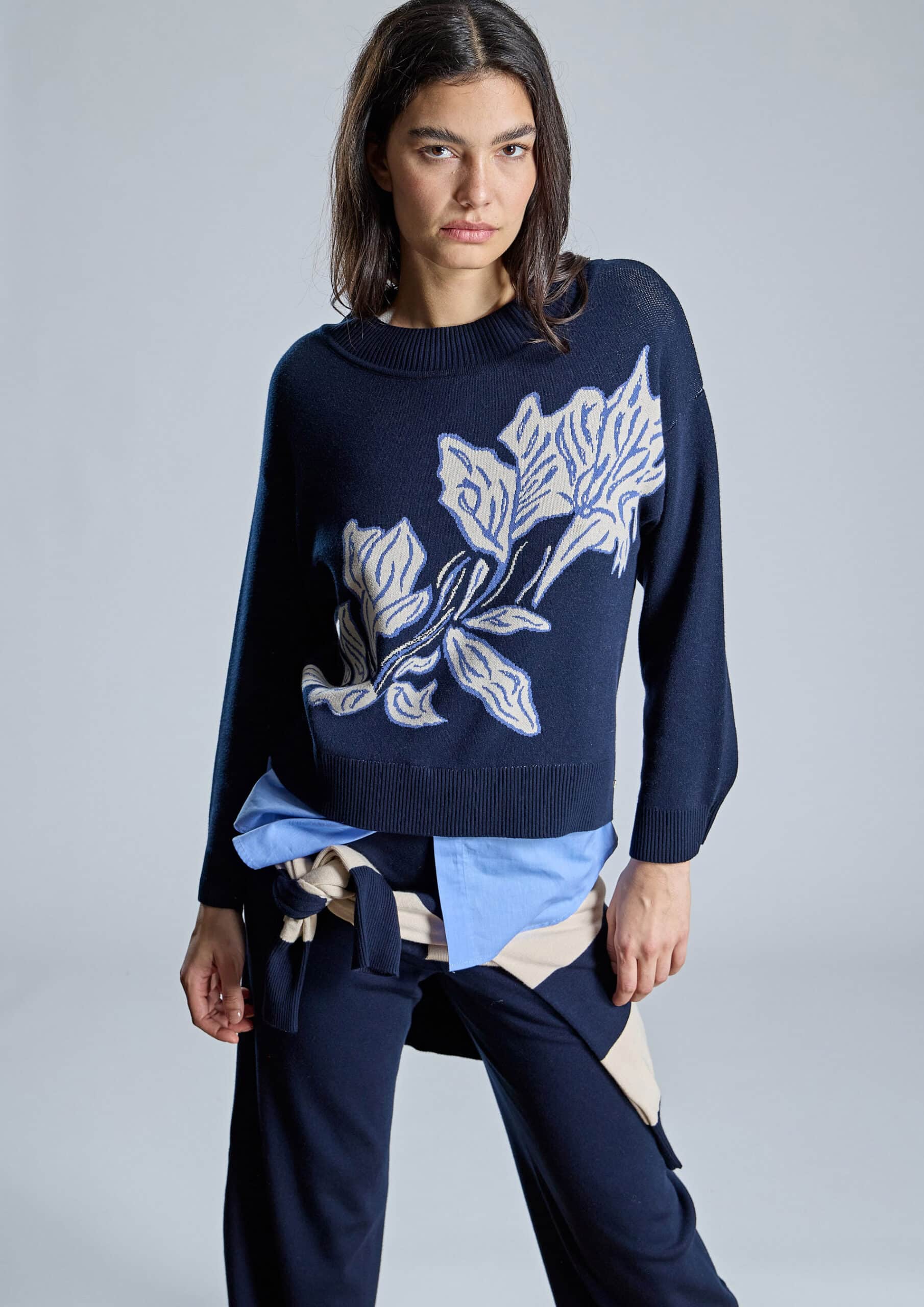 El Jersey Blue es una propuesta sofisticada y contemporánea que combina elegancia y comodidad en una misma prenda. Confeccionado en punto, presenta un bonito cuello redondo de canalé que aporta un acabado clásico y favorecedor. Además, sus hombros ligeramente caídos crean una silueta relajada, perfecta para disfrutar de un estilo actual durante la temporada.