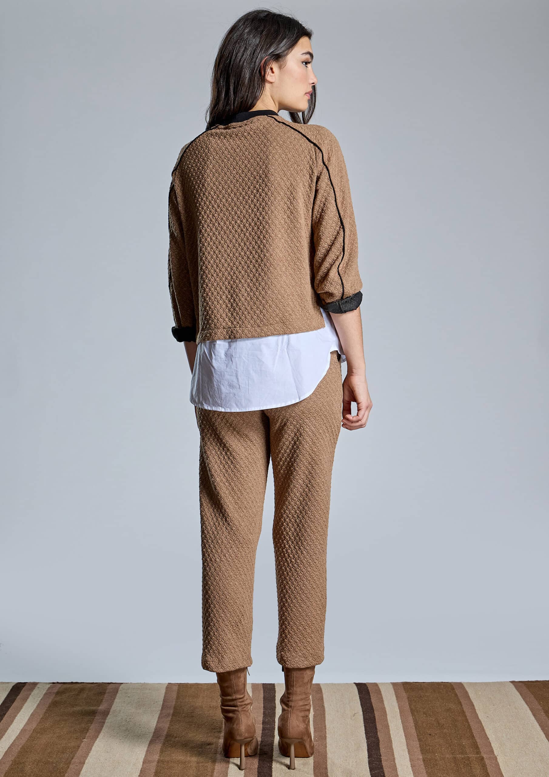 El Pantalón Elite es una propuesta en color camel que combina comodidad, sofisticación y personalidad. Está confeccionado en punto, por lo que resulta agradable y cómodo para el día a día. Además, su tonalidad neutra facilita su integración en diferentes armarios de temporada.