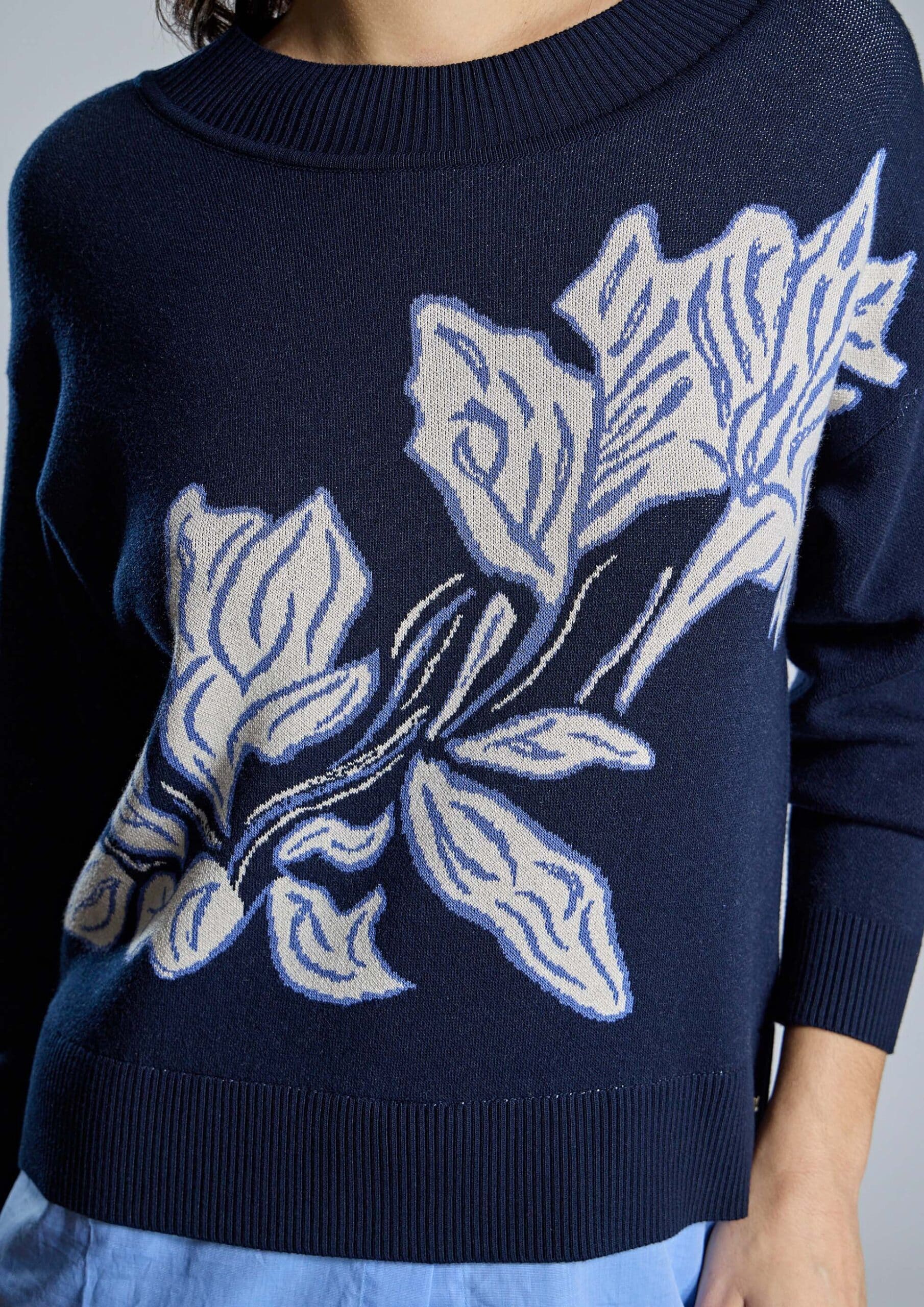 El Jersey Blue es una propuesta sofisticada y contemporánea que combina elegancia y comodidad en una misma prenda. Confeccionado en punto, presenta un bonito cuello redondo de canalé que aporta un acabado clásico y favorecedor. Además, sus hombros ligeramente caídos crean una silueta relajada, perfecta para disfrutar de un estilo actual durante la temporada.