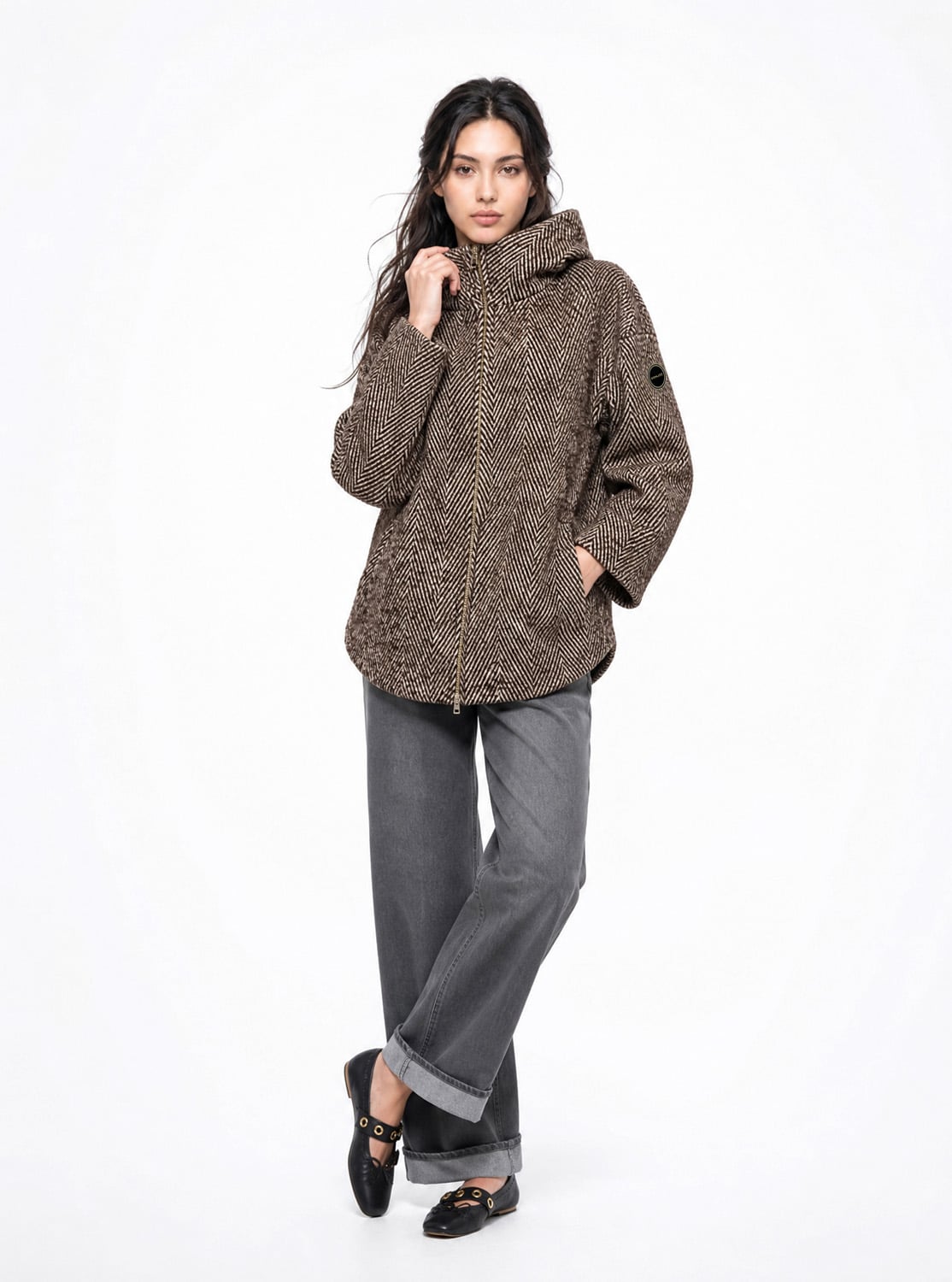 La Chaqueta Laura destaca por su diseño original y contemporáneo, una propuesta que combina detalles geométricos con una silueta desenfadada. Su base en color marrón se combina con líneas blancas que dibujan un atractivo patrón en zigzag. Este contraste crea un efecto visual llamativo y aporta personalidad a la prenda, convirtiéndola en una pieza diferente dentro de la colección de temporada.