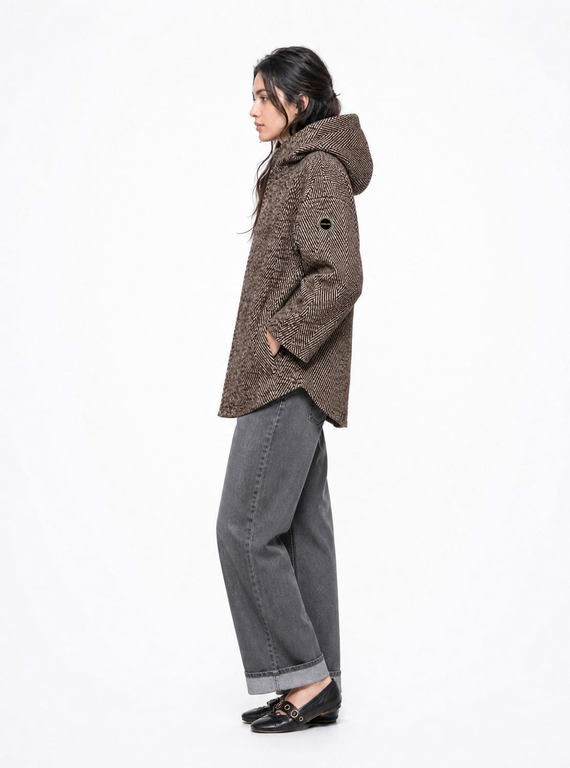 La Chaqueta Laura destaca por su diseño original y contemporáneo, una propuesta que combina detalles geométricos con una silueta desenfadada. Su base en color marrón se combina con líneas blancas que dibujan un atractivo patrón en zigzag. Este contraste crea un efecto visual llamativo y aporta personalidad a la prenda, convirtiéndola en una pieza diferente dentro de la colección de temporada.