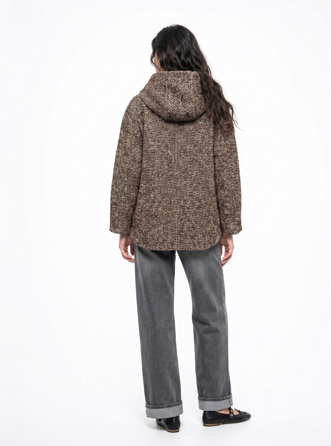 La Chaqueta Laura destaca por su diseño original y contemporáneo, una propuesta que combina detalles geométricos con una silueta desenfadada. Su base en color marrón se combina con líneas blancas que dibujan un atractivo patrón en zigzag. Este contraste crea un efecto visual llamativo y aporta personalidad a la prenda, convirtiéndola en una pieza diferente dentro de la colección de temporada.