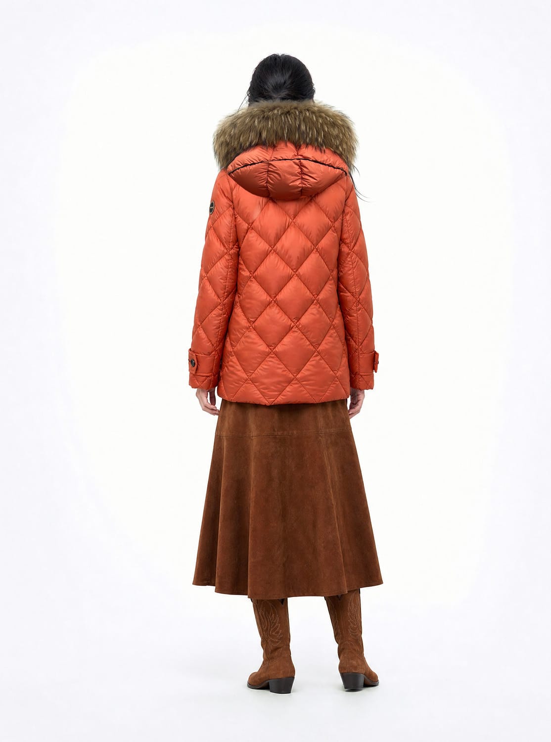La Parka Mimi es una prenda de abrigo con un diseño actual y detalles distintivos, perfecta para renovar el armario durante la temporada de otoño e invierno. Está disponible en dos colores, negro y naranja, para ofrecer diferentes opciones según las preferencias de cada estilo. Además, su corte corto aporta una silueta dinámica y desenfadada que realza su carácter moderno.