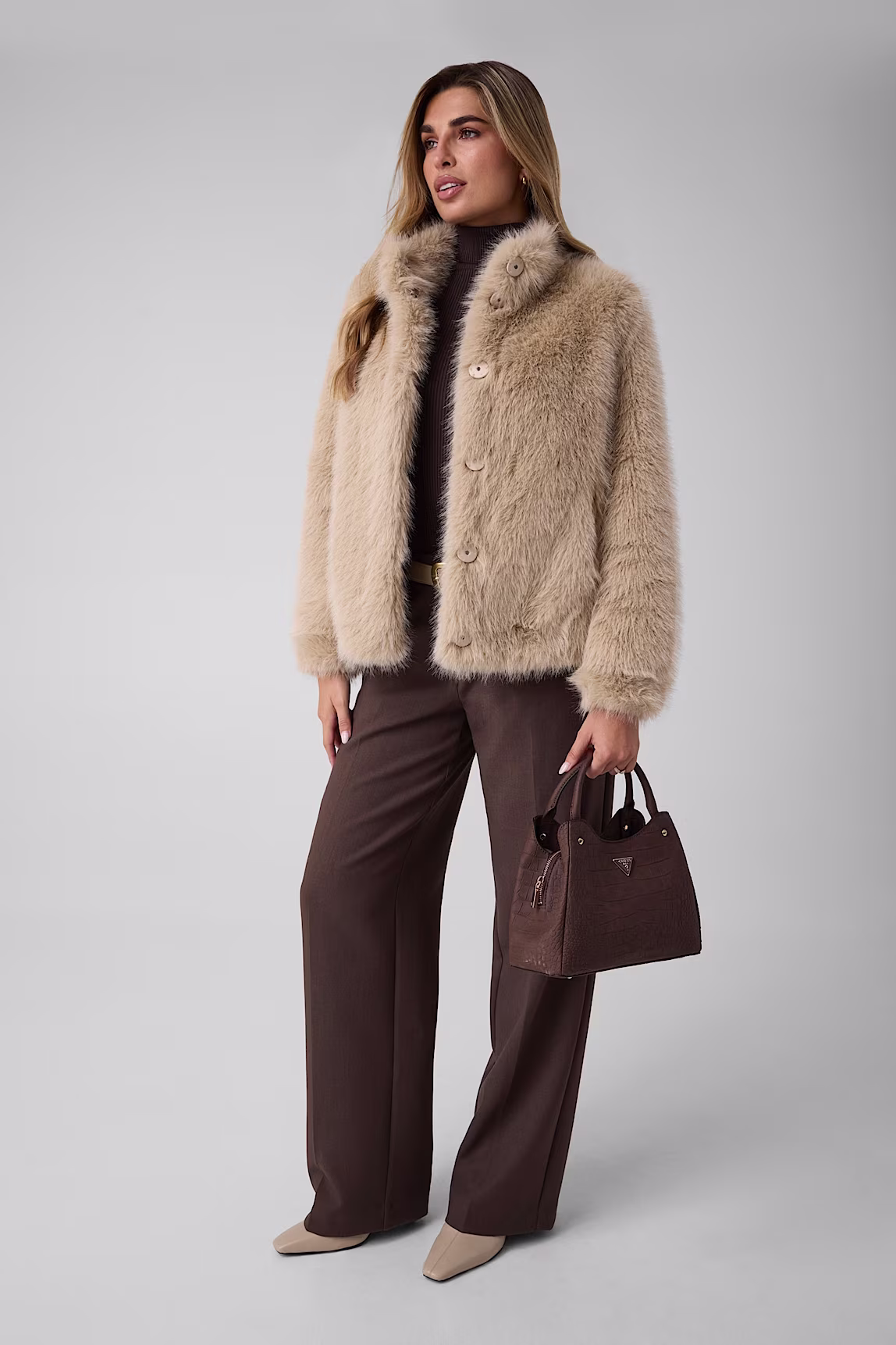 La Chaqueta Ellie es una prenda ideal para aportar elegancia y estilo a tus conjuntos de temporada. Su bonito color beige ofrece luminosidad y combina fácilmente con diferentes tonalidades. Además, su acabado de pelo añade una textura especial que aporta personalidad a cualquier look.