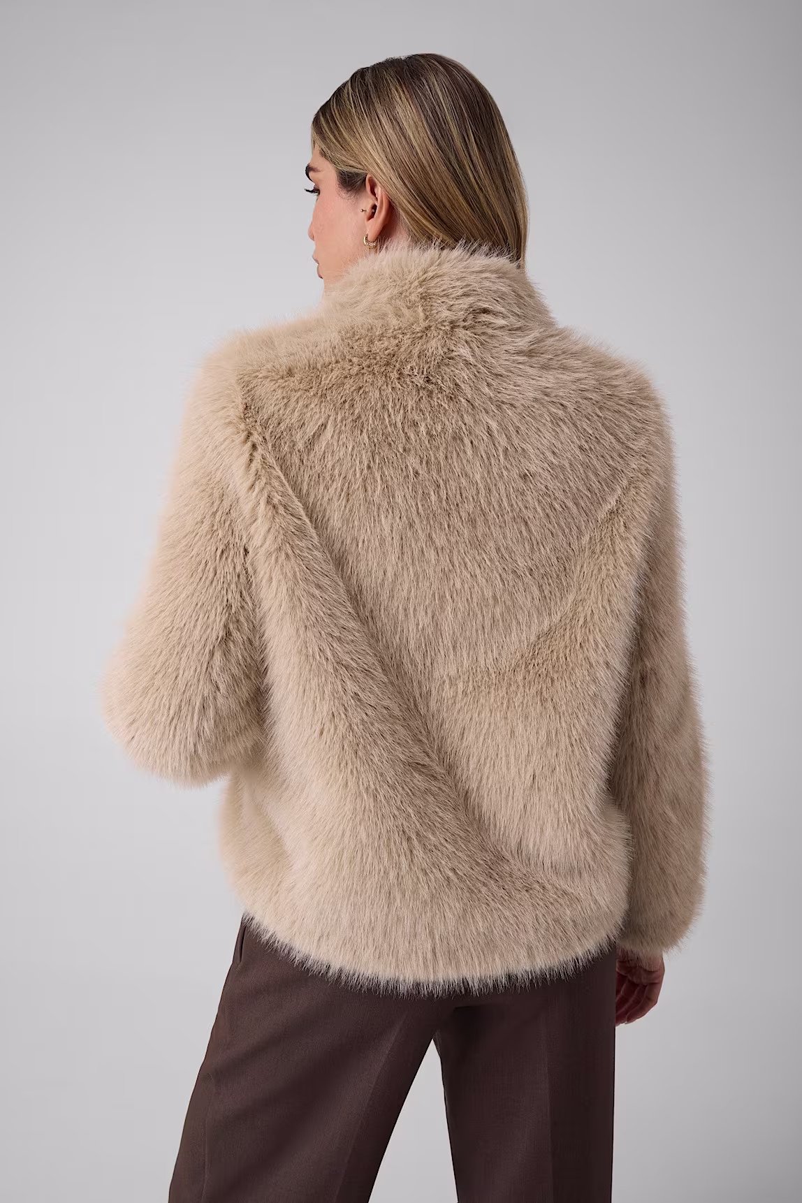 La Chaqueta Ellie es una prenda ideal para aportar elegancia y estilo a tus conjuntos de temporada. Su bonito color beige ofrece luminosidad y combina fácilmente con diferentes tonalidades. Además, su acabado de pelo añade una textura especial que aporta personalidad a cualquier look.