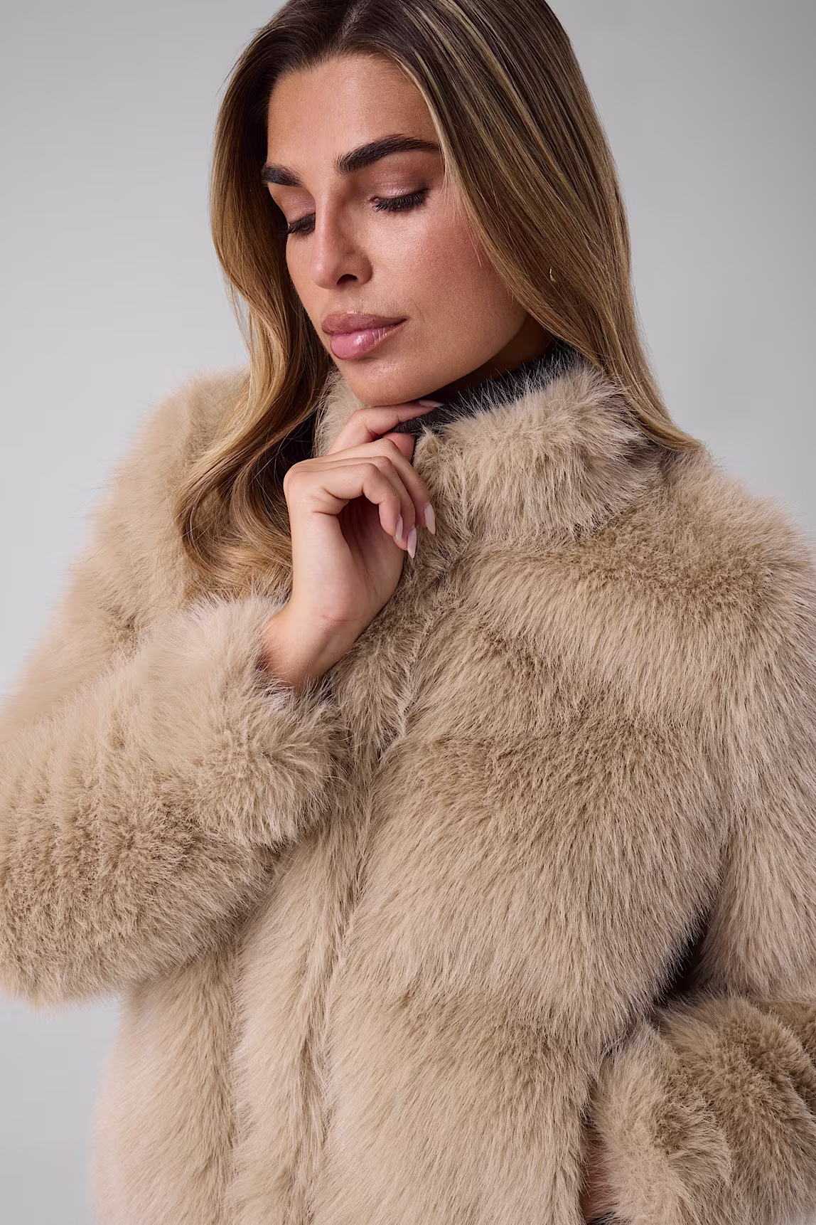 La Chaqueta Ellie es una prenda ideal para aportar elegancia y estilo a tus conjuntos de temporada. Su bonito color beige ofrece luminosidad y combina fácilmente con diferentes tonalidades. Además, su acabado de pelo añade una textura especial que aporta personalidad a cualquier look.