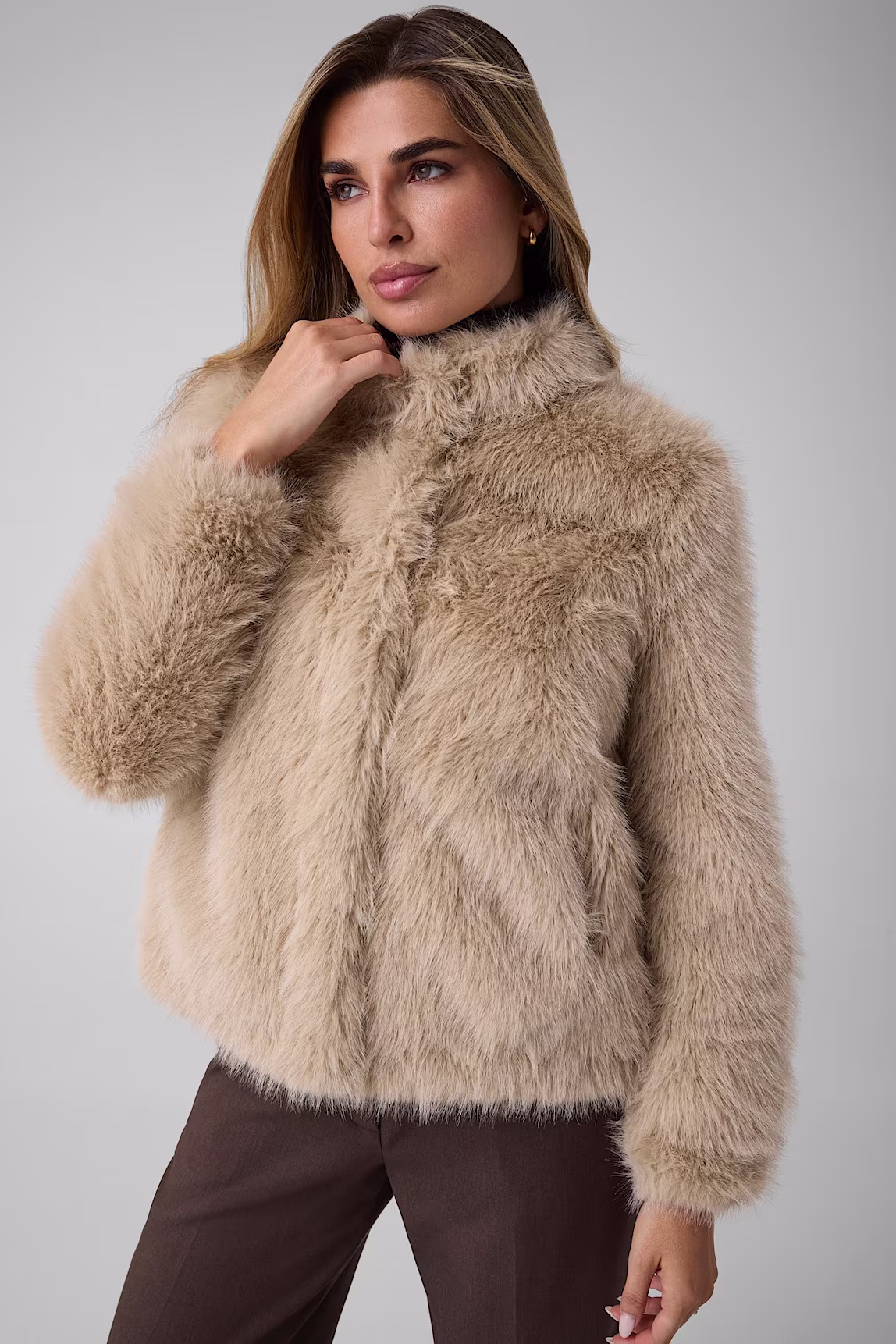 La Chaqueta Ellie es una prenda ideal para aportar elegancia y estilo a tus conjuntos de temporada. Su bonito color beige ofrece luminosidad y combina fácilmente con diferentes tonalidades. Además, su acabado de pelo añade una textura especial que aporta personalidad a cualquier look.
